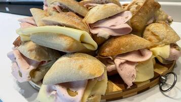 Un tagliere con panini.