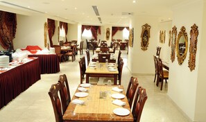 2 restaurants, breakfast served - Grand Qatar Palace (Doha)