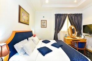 Down duvets, minibar, in-room safe, desk - Grand Qatar Palace (Doha)