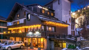 Un hotel con una fachada de piedra y un letrero que dice 'Hotel Europa'.
