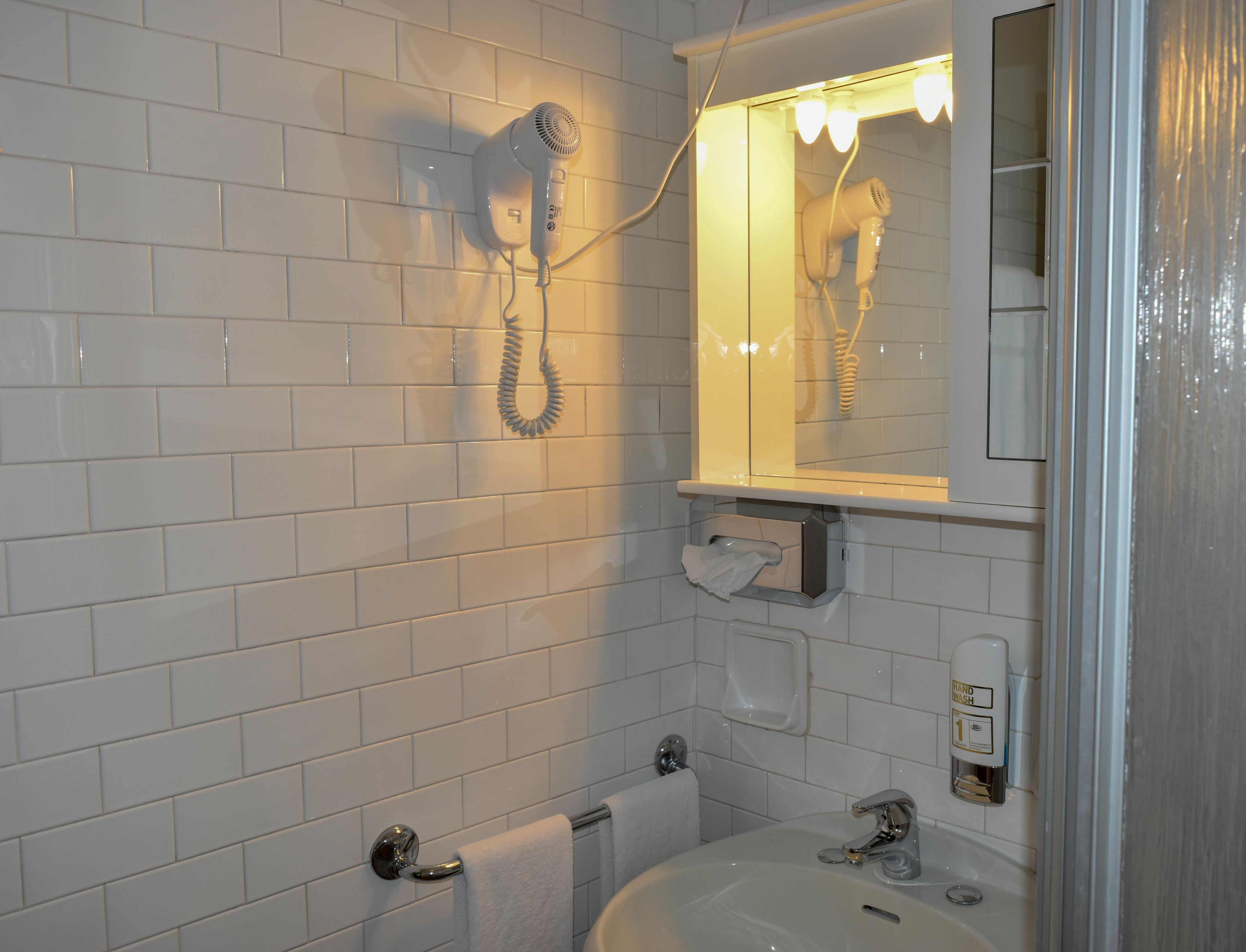double or twin room | bathroom | combined shower/bathtub, free toiletries, hair dryer, bidet