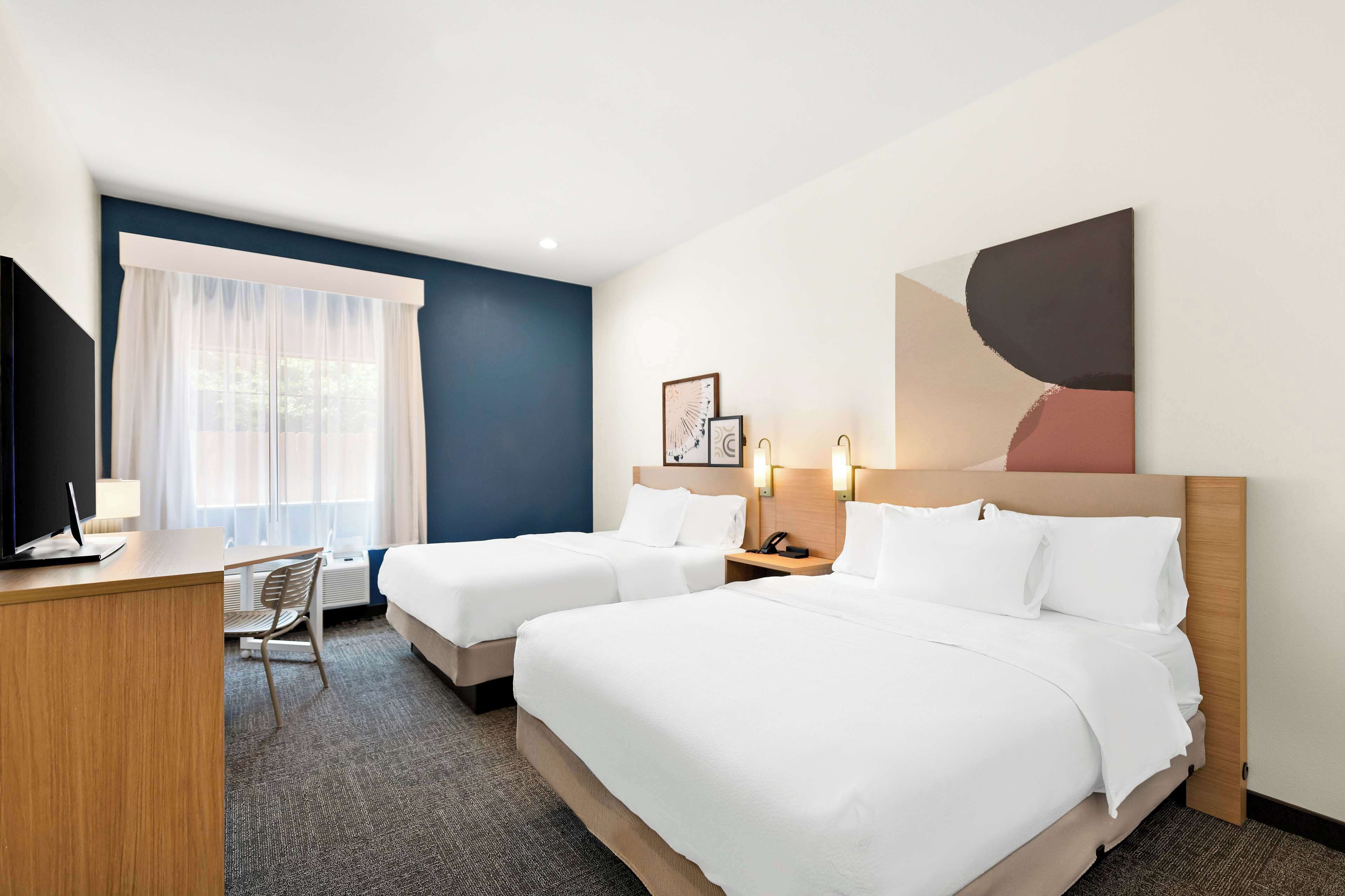 Huone, 2 keskisuurta parisänkyä, tupakointi kielletty | Työpöytä, kannettavalle tietokoneelle sopiva työtila