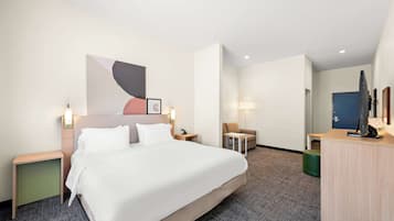 Chambre, 1 très grand lit, accessible aux personnes à mobilité réduite, baignoire | Coin séjour | Télévision à écran plat