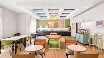 Ilmainen päivittäinen mannermainen aamiainen