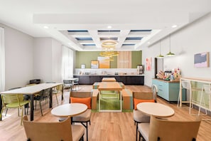 Tägliches inbegriffenes kontinentales Frühstück