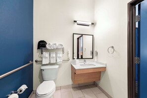 Rom, 1 kingsize-seng, tilgjengelighetstilpasset, badekar | Bad | Kombinert dusj/badekar, toalettartikler (inkludert) og hårføner