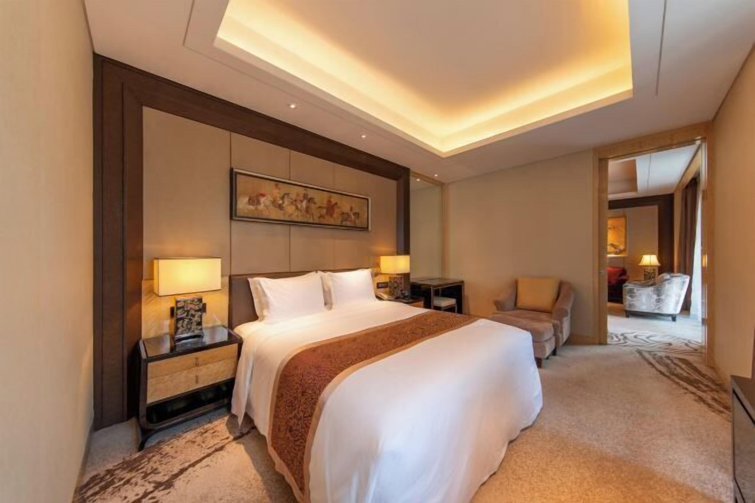 Edredones de plumas, minibar, caja fuerte y escritorio