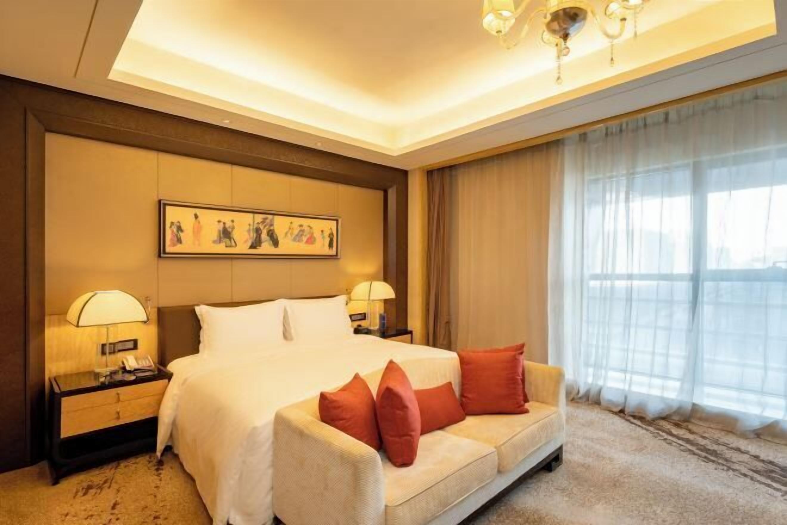 Edredones de plumas, minibar, caja fuerte y escritorio