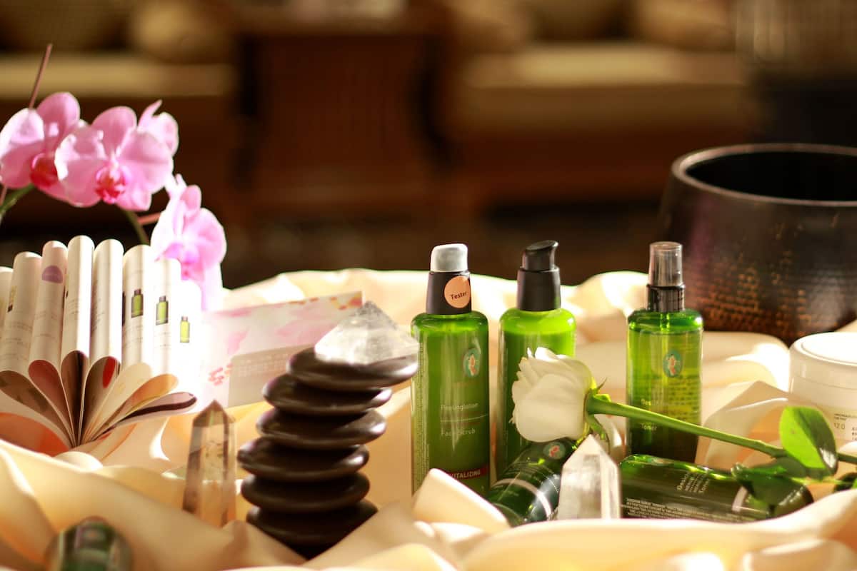 sauna, hydrotherapy, aromatherapy, body wraps, body scrubs