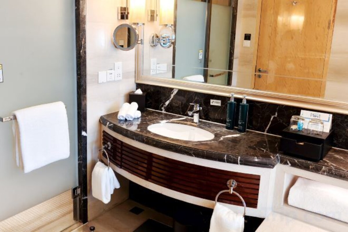 Baignoire et douche séparées, baignoire profonde