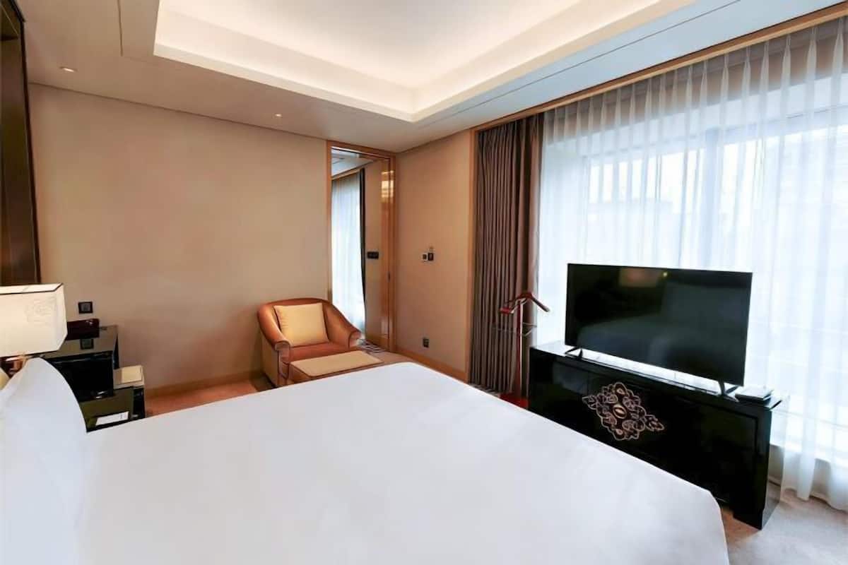 Down duvets, minibar, in-room safe, desk