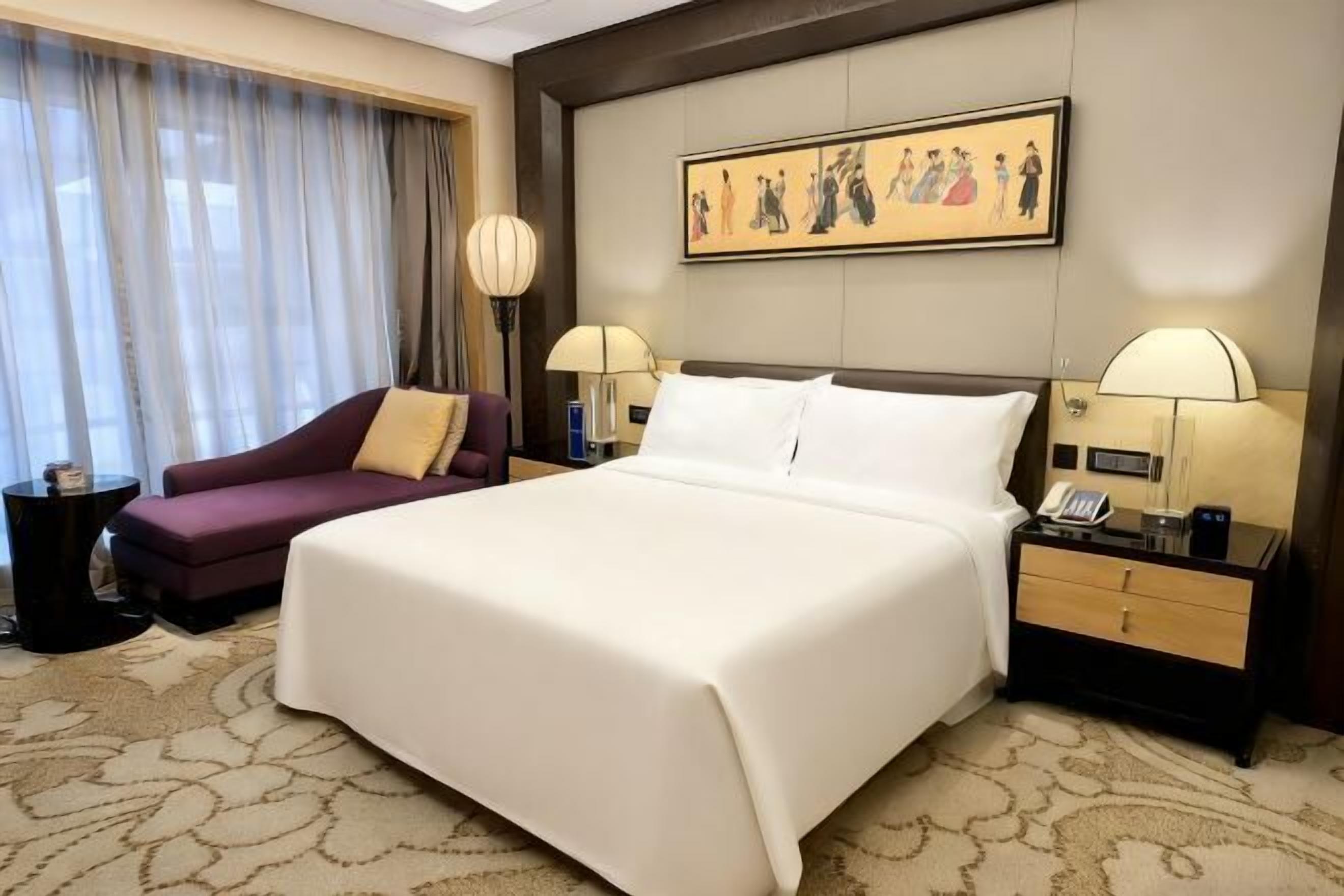 Edredones de plumas, minibar, caja fuerte y escritorio