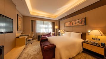 希尔顿豪华大床房 | 羽绒被、迷你吧、客房内保险箱、办公桌