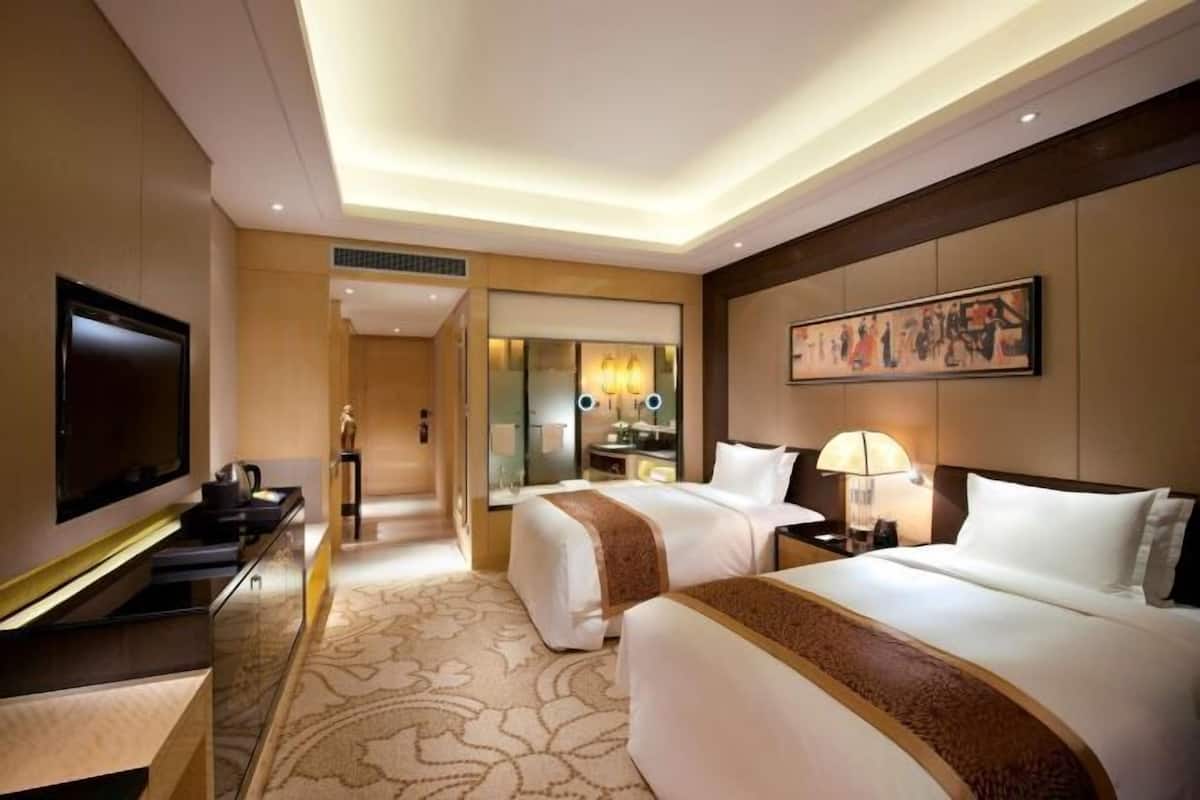 Down comforters, minibar, in-room safe, desk