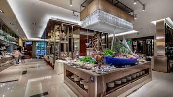 3 間餐廳;供應午餐