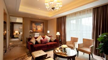 希尔顿豪华套房 | 起居区 | 42-英寸等离子电视 (配备数码频道)、电视