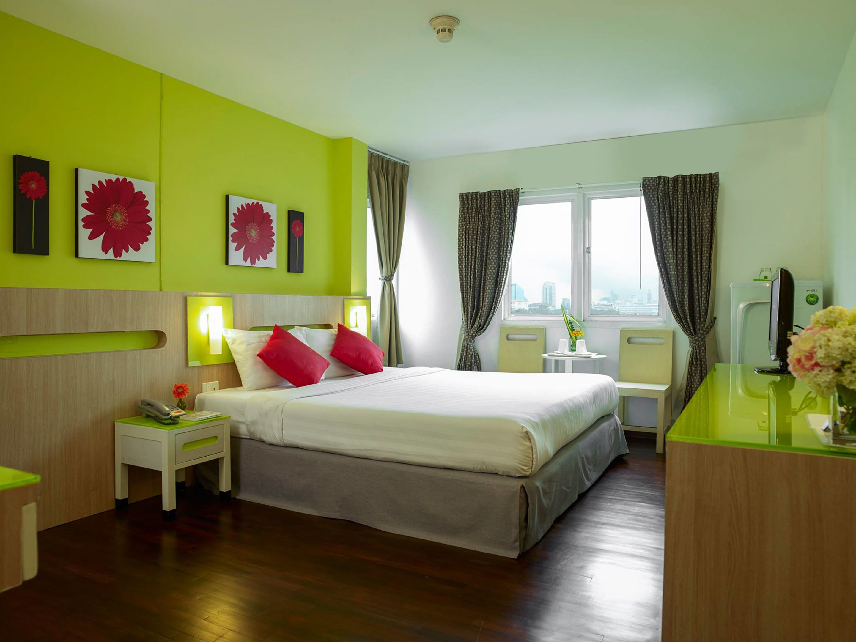 superior room | minibar, in-room safe, desk, rollaway beds