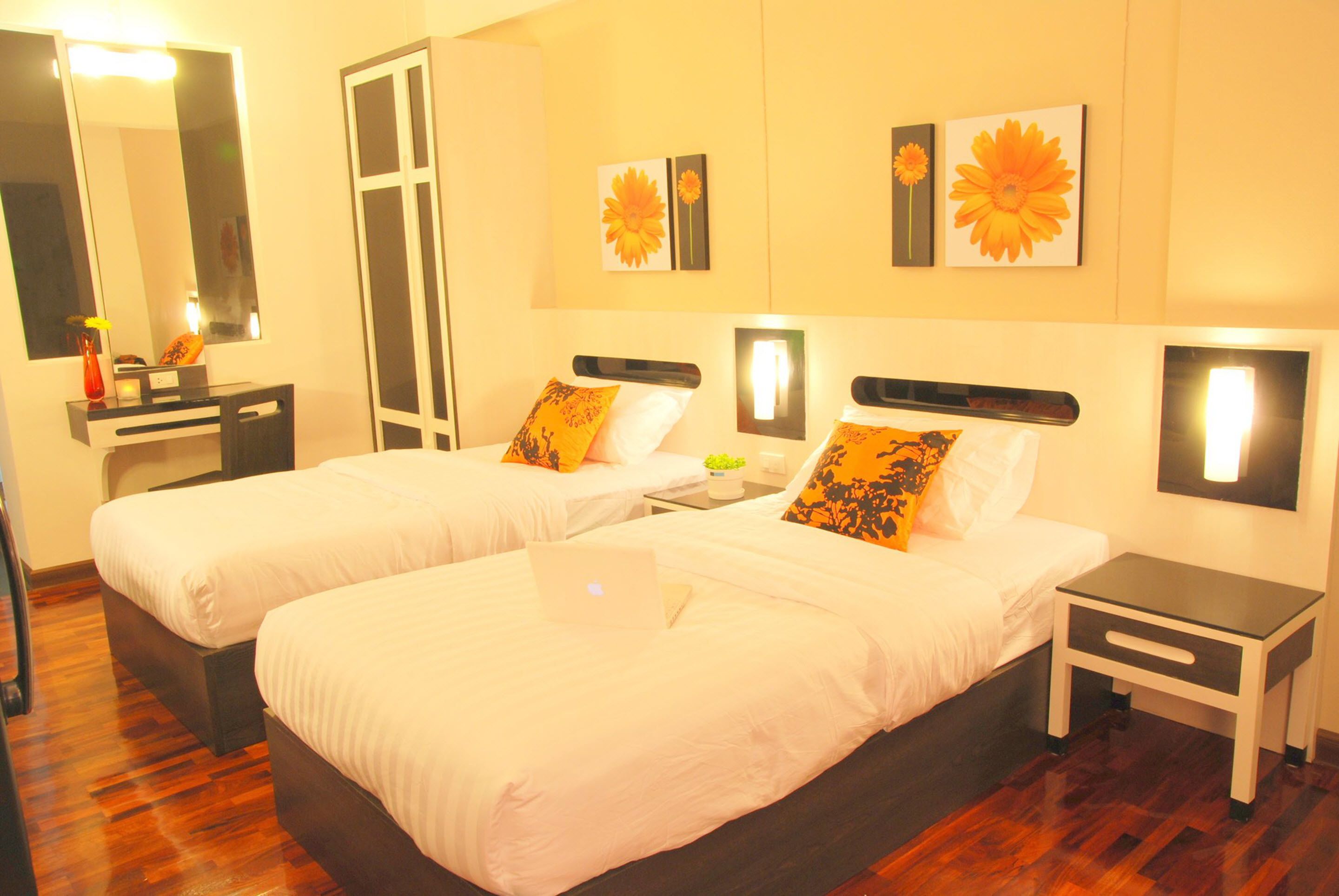 deluxe room | minibar, in-room safe, desk, rollaway beds