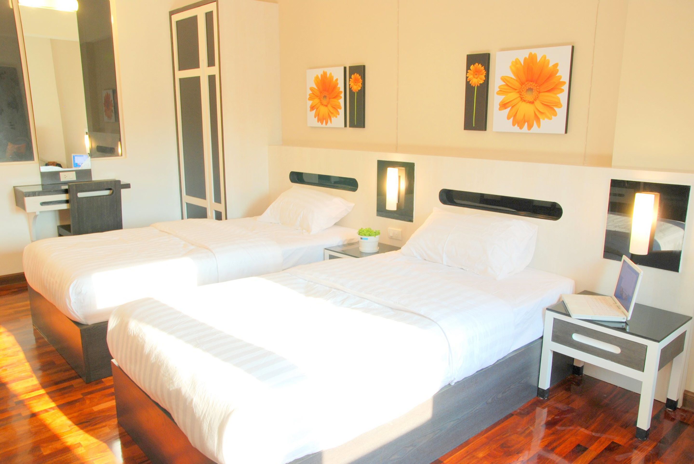 deluxe room | minibar, in-room safe, desk, rollaway beds