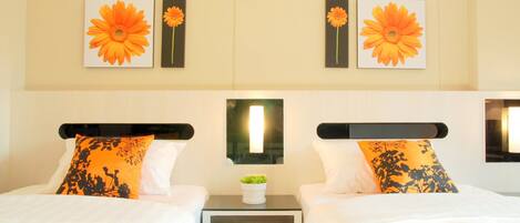 Deluxe Room | Minibar, in-room safe, desk, rollaway beds