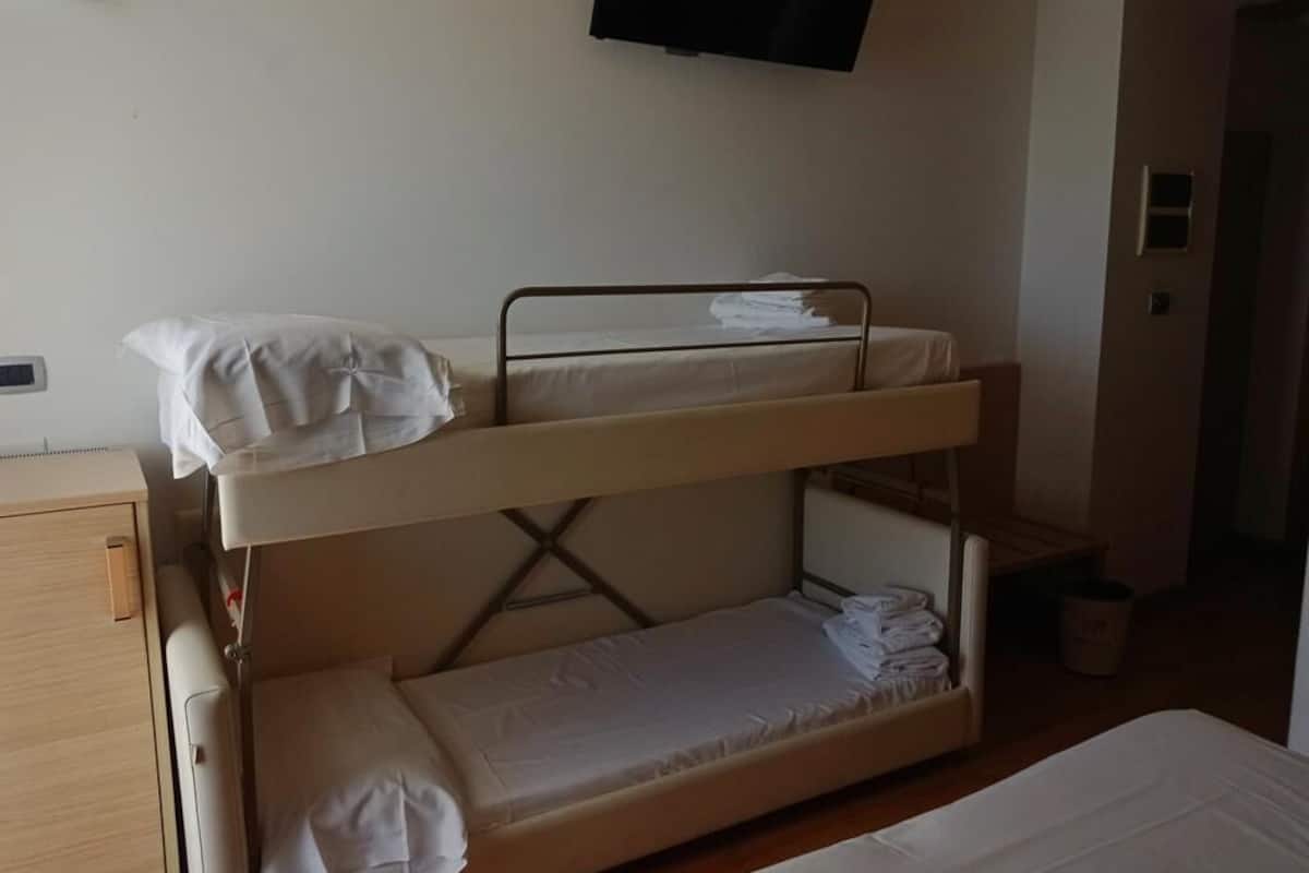 Klassieke vierpersoonskamer | Een minibar, een kluis op de kamer, een bureau, een laptopwerkplek