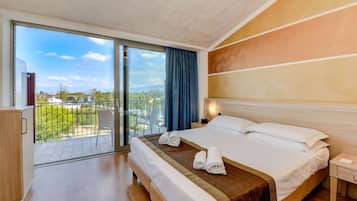 Chambre Double (River side) | Minibar, coffres-forts dans les chambres, bureau