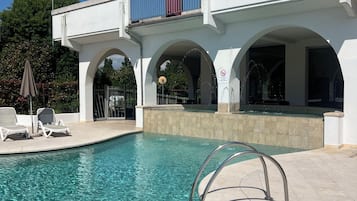 Piscina stagionale all'aperto, lettini