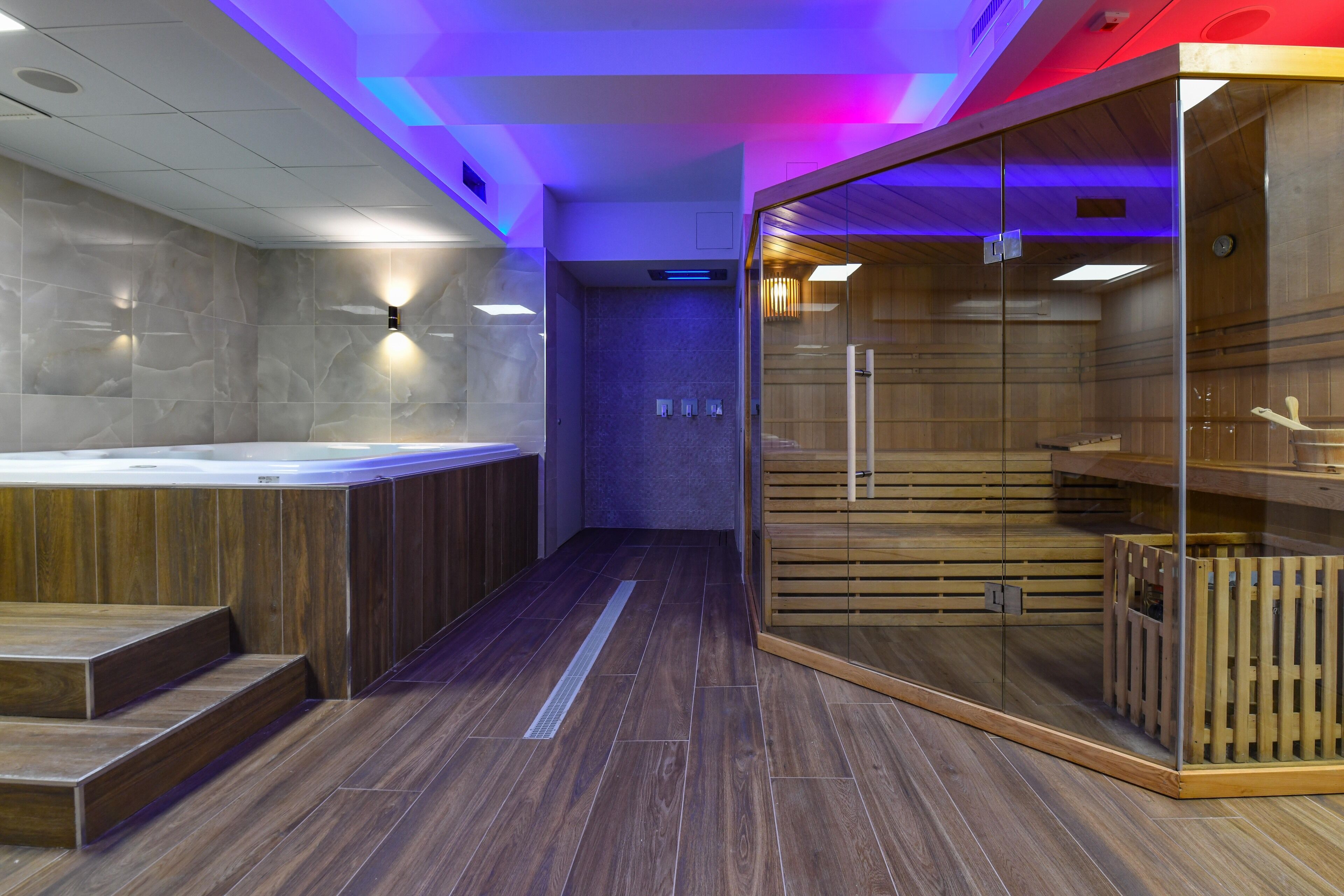 Sauna, hot tub, steam room