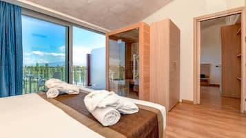 Wellness Room (Sauna e Jacuzzi) | Minibar, Zimmersafe, Schreibtisch, laptopgeeigneter Arbeitsplatz