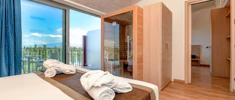 Wellness Room (Sauna e Jacuzzi) | Minibar, Zimmersafe, Schreibtisch, laptopgeeigneter Arbeitsplatz