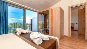 Wellness Room (Sauna e Jacuzzi) | Minibar, una cassaforte in camera, una scrivania, postazione laptop