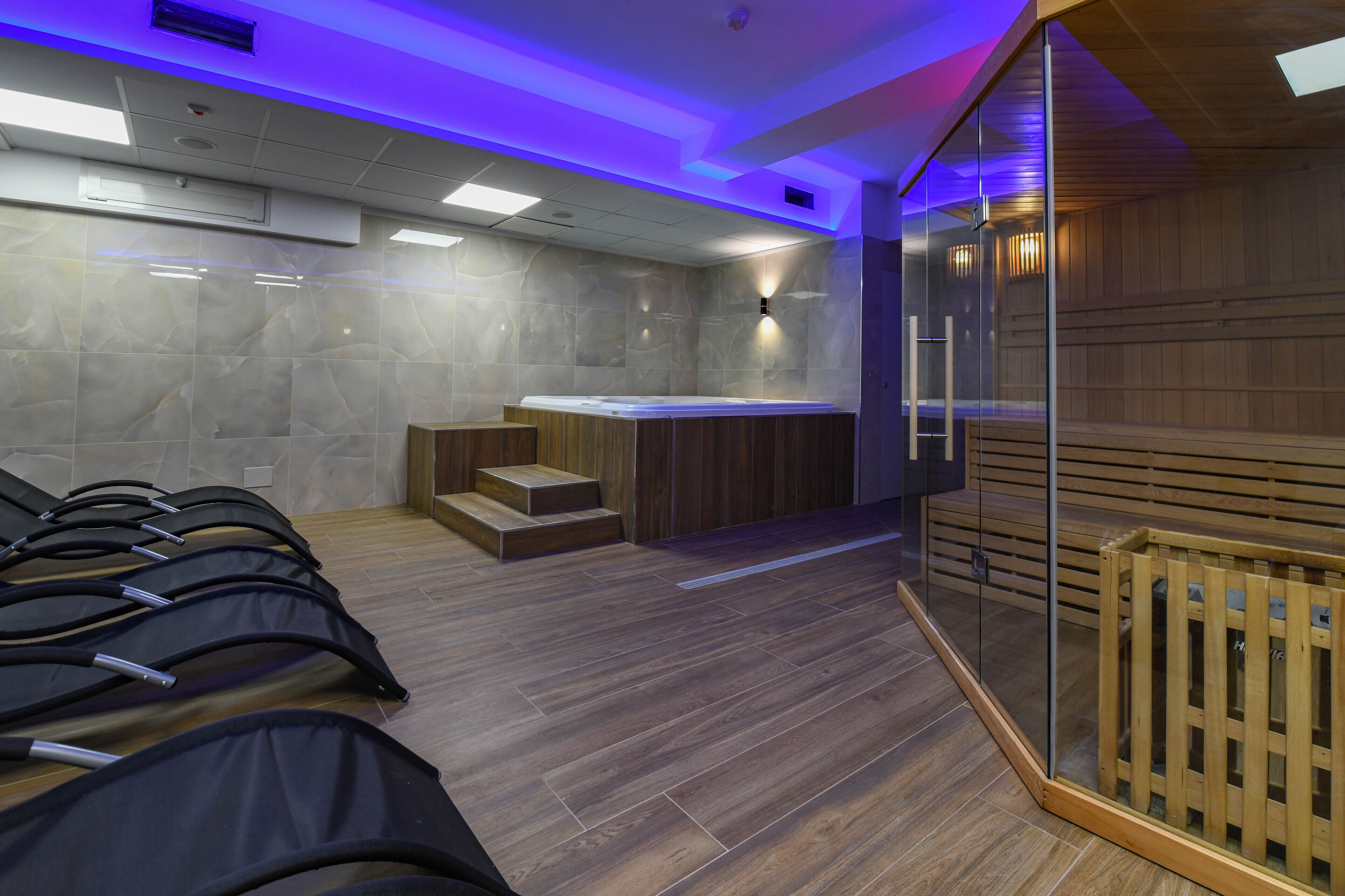 Sauna, hot tub, steam room