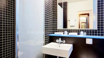 Een douche, milieuvriendelijke toiletartikelen, een haardroger