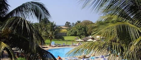 Una piscina al aire libre