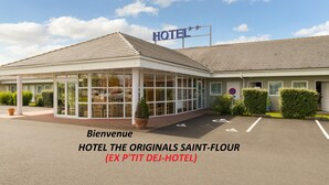 A hotel with a sign reading "HOTEL THE ORIGINALS SAINT-FLOUR" and a parking lot with handicapped parking spaces. - The Originals Access, Hôtel St Flour (Andelat)