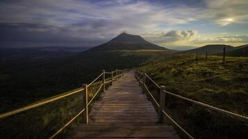 Un sendero de madera que lleva a una vista de la montaña.