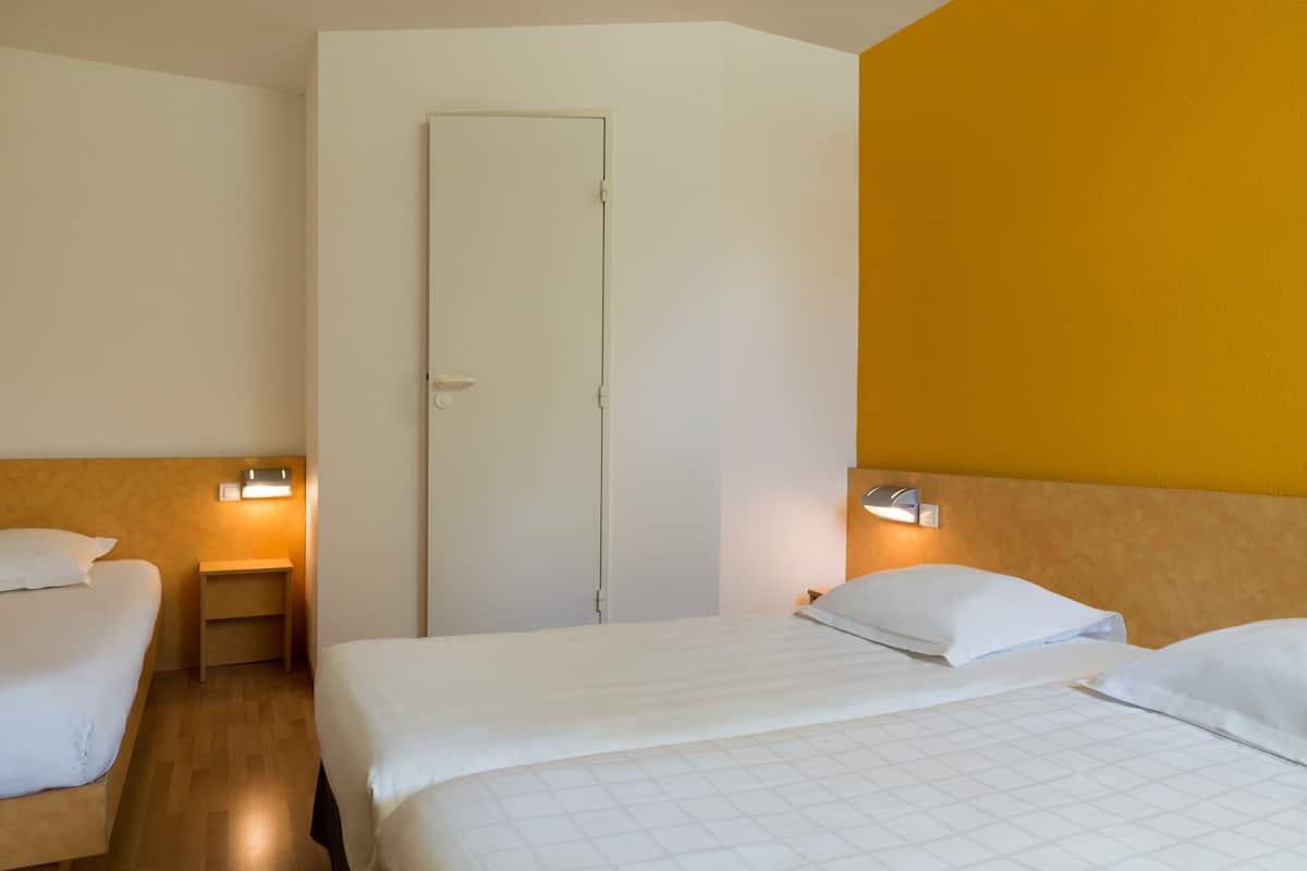 standard triple room | desk, blackout curtains, soundproofing, iron/ironing board