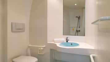 Standaard Twin kamer | Badkamer | Een douche, gratis toiletartikelen, een haardroger, handdoeken