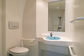 Standaard Twin kamer | Badkamer | Een douche, gratis toiletartikelen, een haardroger, handdoeken