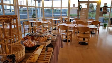 Frukost att ta med varje dag (EUR 5.50 per person)