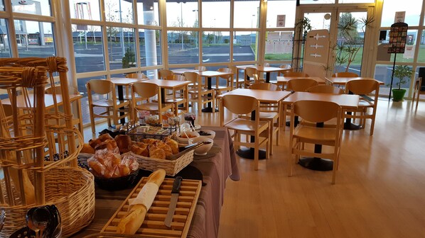 Daily to-go breakfast (EUR 6.50 per person)