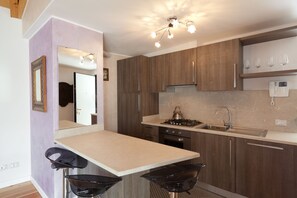 Loft supérieur, terrasse | Cuisine privée | Réfrigérateur, four à micro-ondes, un four, surface de cuisson