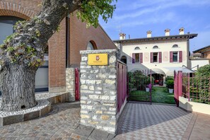 Front of property - Barchi Resort - Apartments & Suites (San Felice del Benaco)