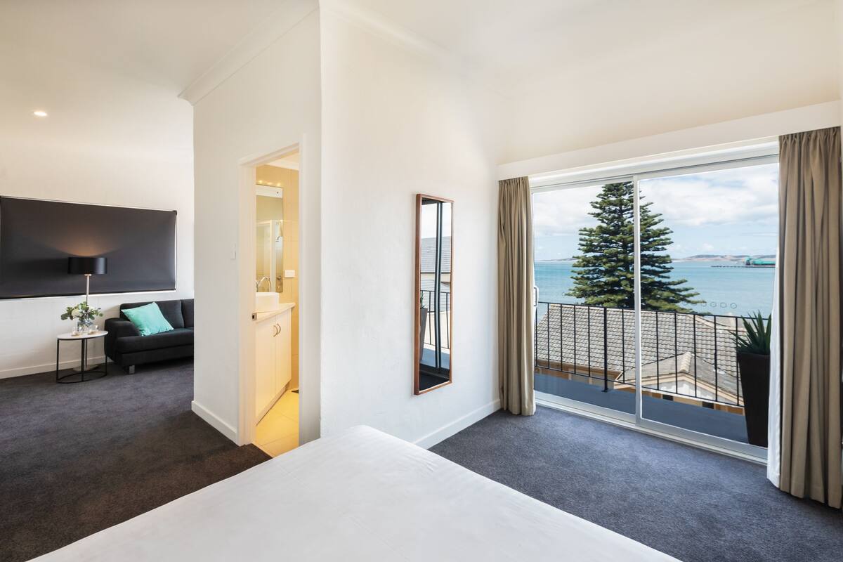 Ocean View Studio Suite | Desk, laptop workspace, blackout drapes, soundproofing