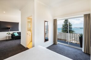Ocean View Studio Suite | Desk, laptop workspace, blackout drapes, soundproofing - Bay 10 Accommodation (Port Lincoln)