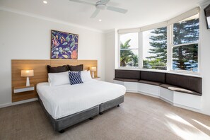 Escritorio, espacio para trabajar con laptop y cortinas blackout 