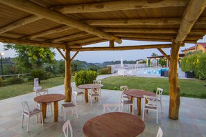 Se sirven desayunos y cenas (con vistas a la piscina)