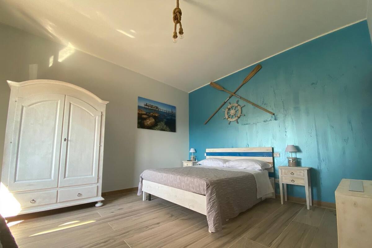 Cunas o camas infantiles (de pago), wifi gratis, ropa de cama