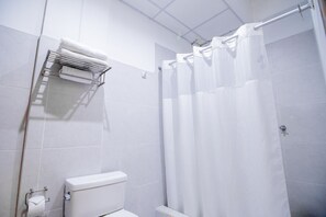 Superior Twin Room | Bathroom | Bathtub, rainfall showerhead, free toiletries, towels - El Dorado Express Hotel (Iquitos)