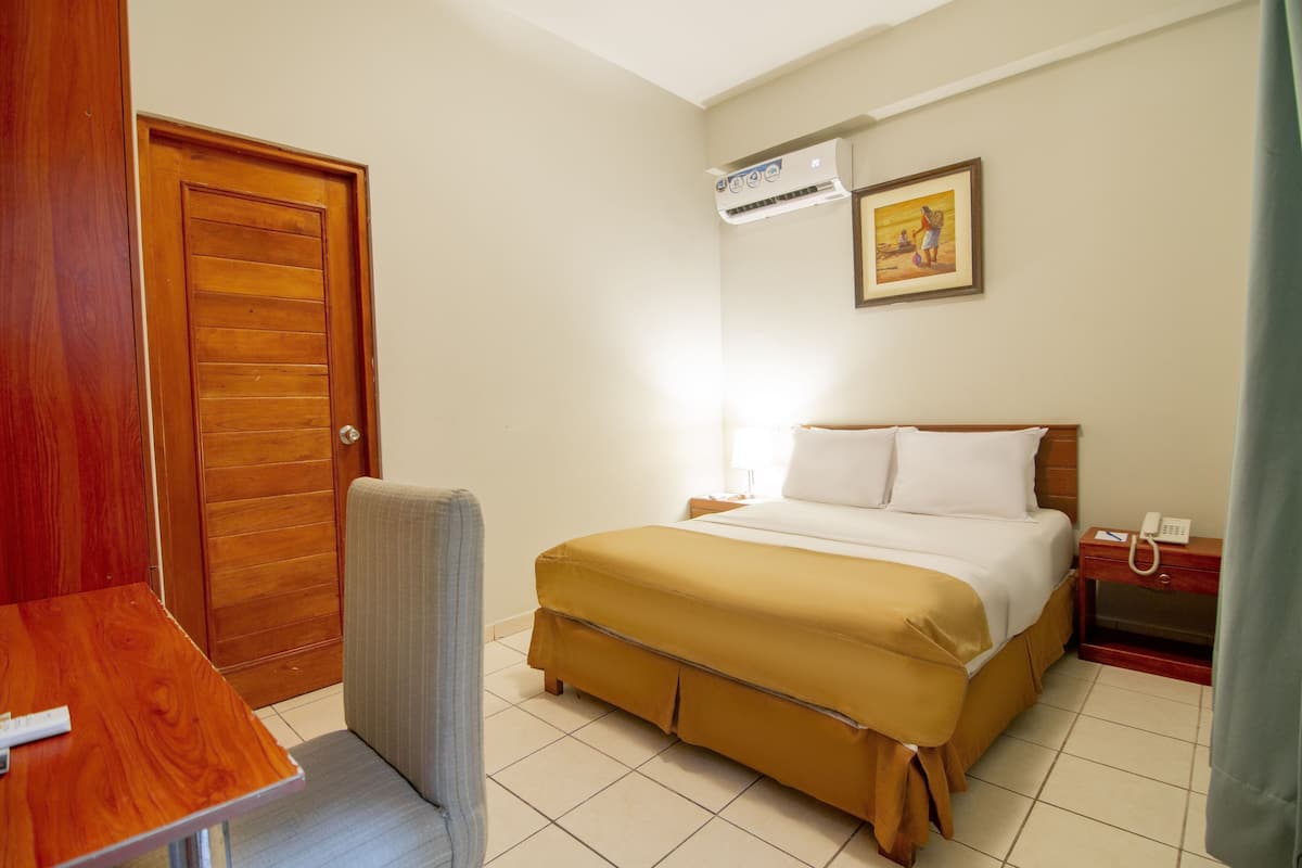 Estandar Simple | เตียง Select Comfort, ตู้นิรภัยในห้องพัก, โต๊ะทำงาน, Wi-Fi ฟรี